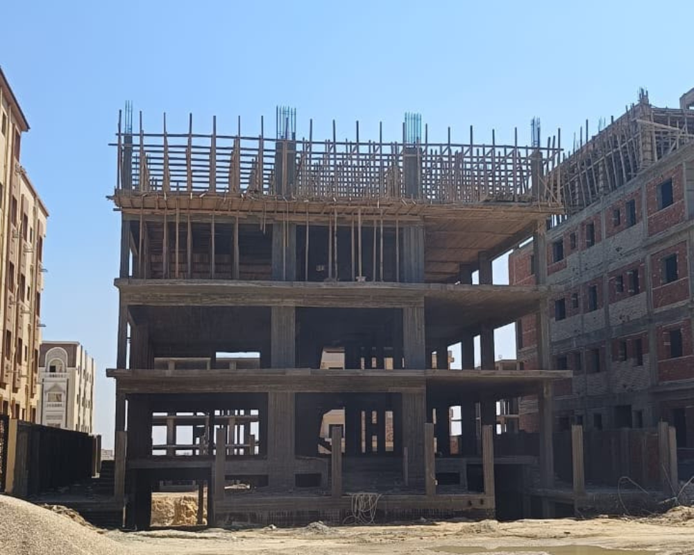 جاري اعمال نجارة سقف الدور الثالث7-2026