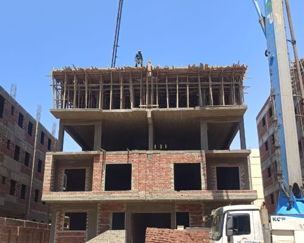 جاري صب سقف الدور التالت 8-2026