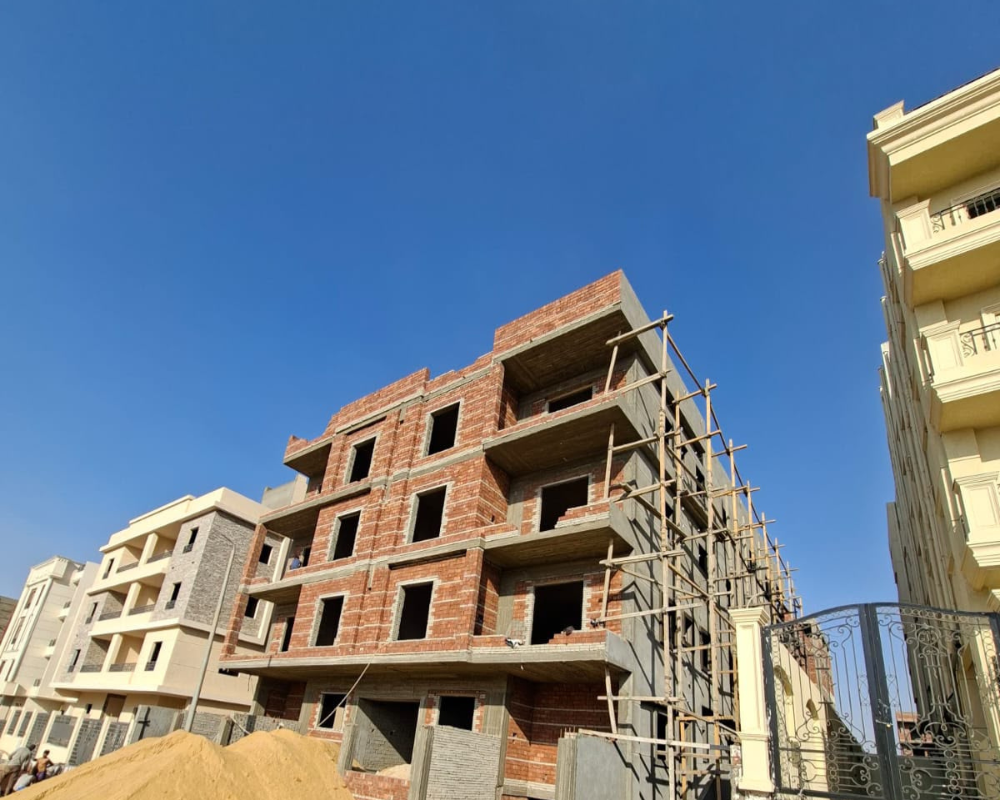 تم الانتهاء من اعمال بياض الواجهة الجانبية و الخلفية 8-2026